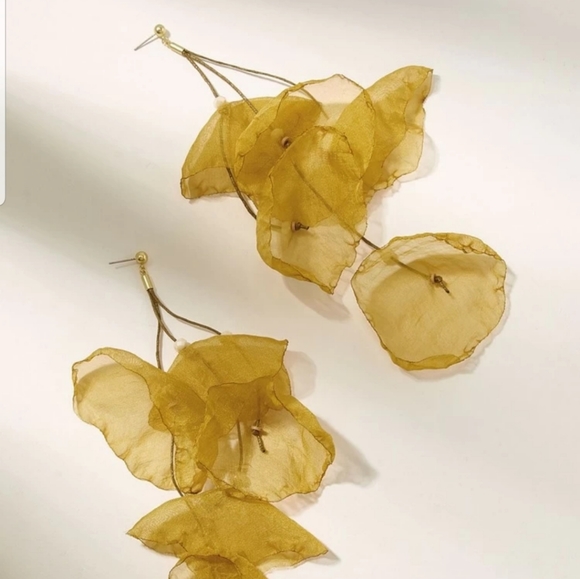 *Layla* Flower Petal Earrings - Picture 4 of 7